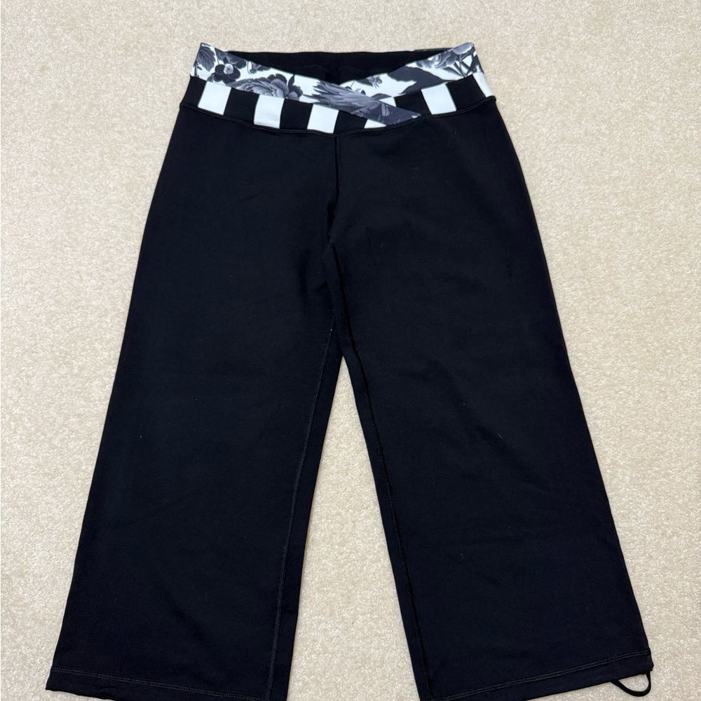 Lululemon Athletica Black and White crop Yoga pants Size 8